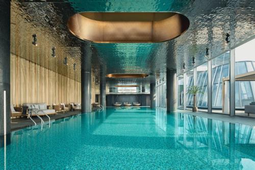 Hotel Indigo Ningbo Riverside by IHGの敷地内または近くにあるプール