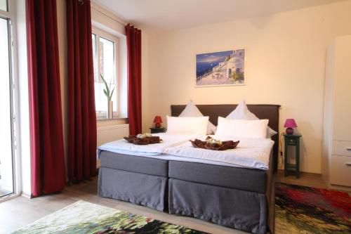フュルステンベルク・ハーヴェルにあるRöblinseeterrassenのベッドルーム1室(白いシーツと枕のベッド1台付)