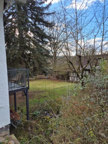vista su un cortile con gabbia per uccelli di Charmantes Ferienhaus in Alsfeld-Eifa ad Alsfeld