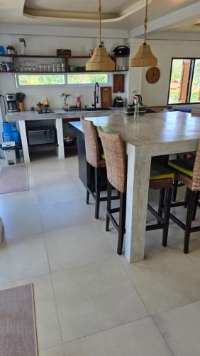 Dapur atau dapur kecil di Emerald Oasis Pool Villa Koh Tao