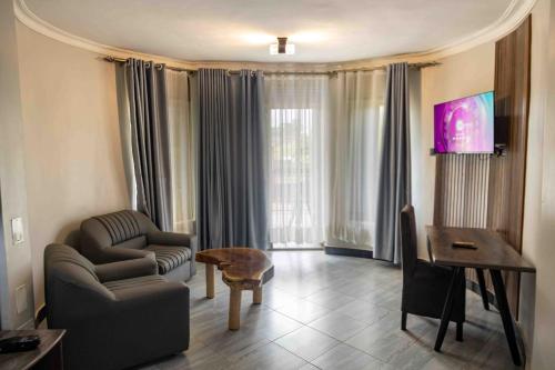 TV a/nebo společenská místnost v ubytování Mirembe Hotels - Source of the Nile Suites