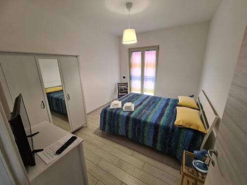 a bedroom with a bed and a desk and a mirror at Casa Vacanze Mercolino in Bracigliano