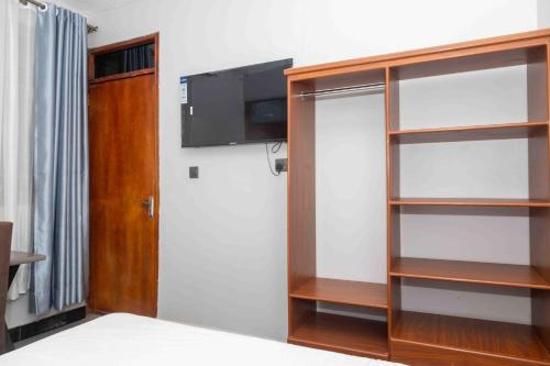 Mirembe Hotels - Source of the Nile Suitesにあるテレビまたはエンターテインメントセンター
