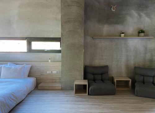 a bedroom with a bed and two chairs at 2025 全新開幕 四蒔旅宿 Sizhu Resort in Yuchi