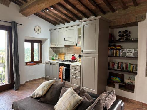 a living room with a couch and a kitchen at Casa Bella Vista in Pereta