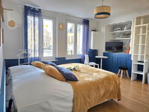 une chambre avec un lit avec une couverture jaune dessus dans l'établissement Le Caprice des Halles, à Villaines-la-Juhel