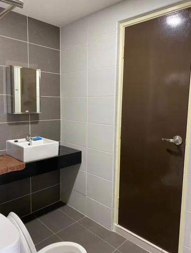 a bathroom with a shower and a sink and a toilet at Spacious 3bdroomKSLdaya in Johor Bahru