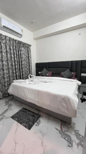 a bedroom with a large bed with a marble floor at Mithila - A Lovely & Peaceful 3 BHK Villa in Orchha