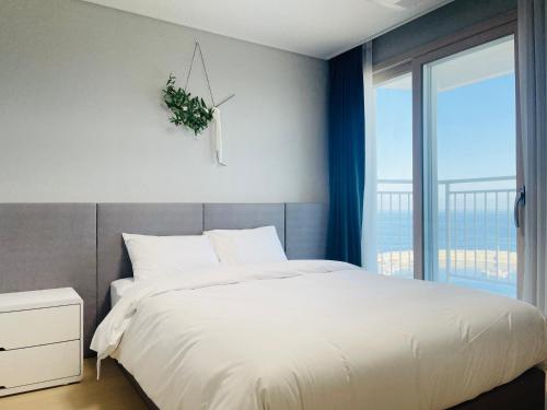 Postel nebo postele na pokoji v ubytování OceanStay E7 INN-TheCity