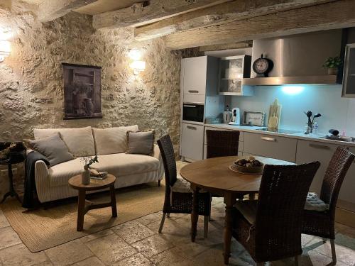 un salon avec un canapé et une table dans l'établissement Le vent des anges, à Puymirol