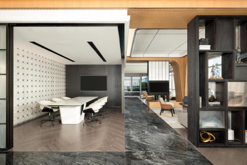 TV a/nebo společenská místnost v ubytování Renaissance Qingdao Hotel