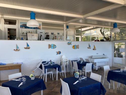 Restaurace v ubytování B&B direttamente sul mare da Antonino