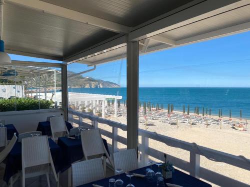 a dining room with a view of the beach at B&B direttamente sul mare da Antonino in Mattinata