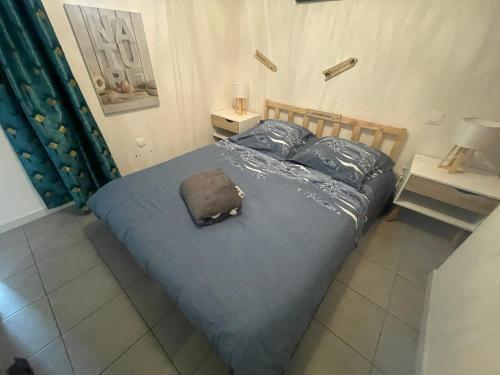 une chambre avec un lit avec des draps et des oreillers bleus dans l'établissement la skibelle Orelle-ValThorens-Spa -bain nordique -salle de sport, à Orelle