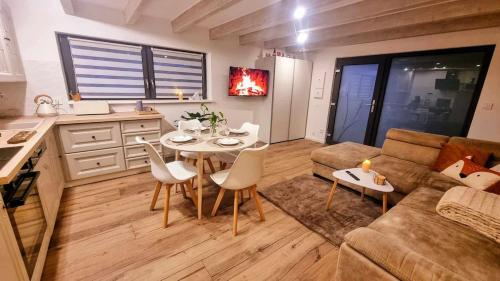 une cuisine et un salon avec une table et un canapé dans l'établissement L'Abri des Renards, à Lièpvre