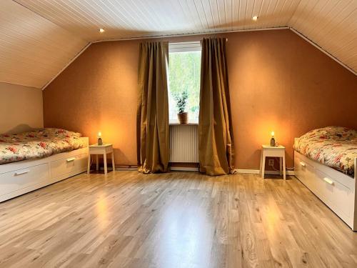 Ένα ή περισσότερα κρεβάτια σε δωμάτιο στο Villa Dalen, Natuurlijk Zweeds!