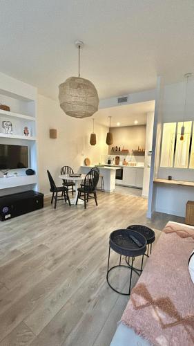 un salon avec une table et des chaises et une cuisine dans l'établissement Le Saint Victor, à Marseille