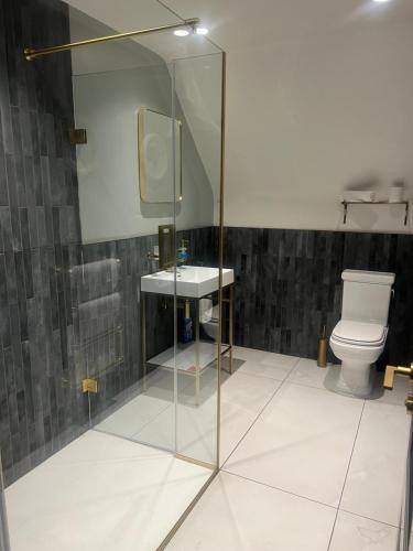 Ένα μπάνιο στο Eastgate Rows Apartments