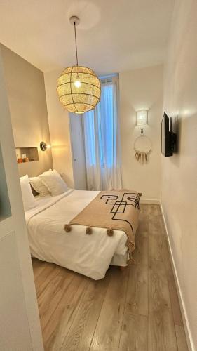 une chambre avec un lit et une grande fenêtre dans l'établissement Le Saint Victor, à Marseille