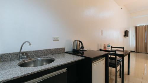 Kuchyň nebo kuchyňský kout v ubytování RedDoorz Plus at Banawe Quezon City