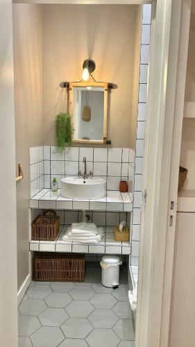 une salle de bain avec un lavabo et des toilettes dans l'établissement Le Saint Victor, à Marseille