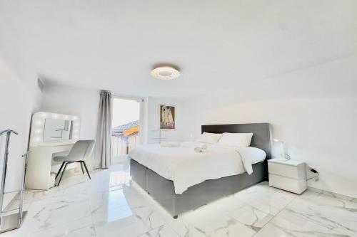 Ένα ή περισσότερα κρεβάτια σε δωμάτιο στο Red And Yellow Apartments - Happy Rentals