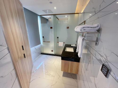 a bathroom with a sink and a mirror at 厦门中山海滨酒店 in Xiamen
