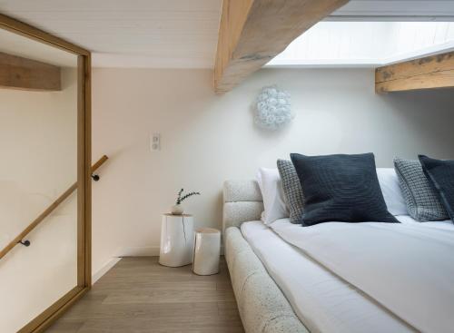 un salon avec un canapé et une fenêtre dans l'établissement 1 bedroom apartment plus mezzanine, à Chamonix-Mont-Blanc