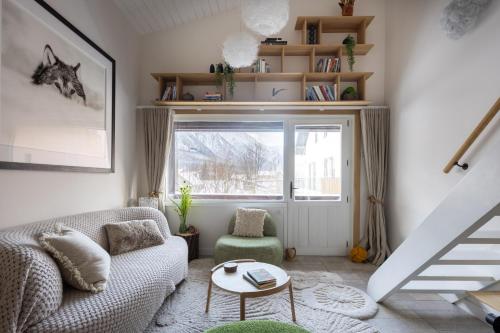 un salon avec un canapé et une fenêtre dans l'établissement 1 bedroom apartment plus mezzanine, à Chamonix-Mont-Blanc