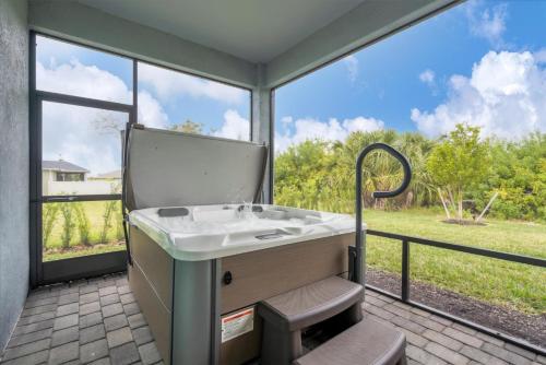 ein Badezimmer mit Waschbecken und großem Fenster in der Unterkunft Charlotte County 5886: Perfect Gulf Coast Retreat in Port Charlotte