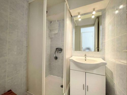 une salle de bain avec un lavabo, une douche et un miroir dans l'établissement Maison Studio mezzanine - Gruissan GN510-019, à Gruissan