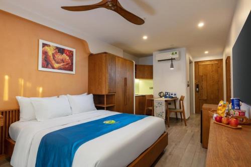 een slaapkamer met een groot bed en een keuken bij Oriana Hotel by OnHotelRooms in Vân Lũng