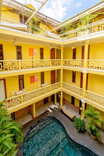 an overhead view of a hotel with a swimming pool at Thanh Van 1 Hotel in Hoi An