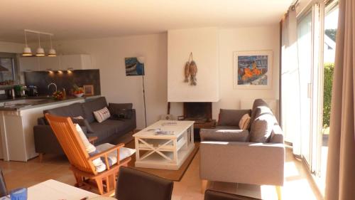 un salon avec un canapé et une table dans l'établissement Saint Philibert - Port Gwen 8, maison 6 pers face a la mer, à Saint-Philibert