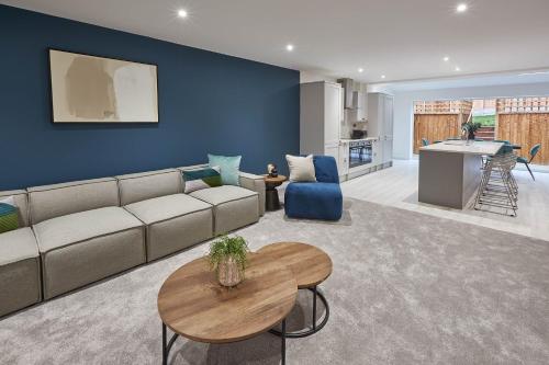 una sala de estar con un sofá y una mesa en Host & Stay - Iburn House, en Sleights