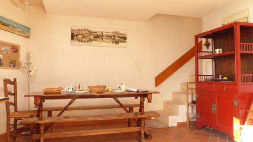 une salle à manger avec une table et une étagère dans l'établissement Maison proche plage des Presses a Saint Philibert, à Saint-Philibert