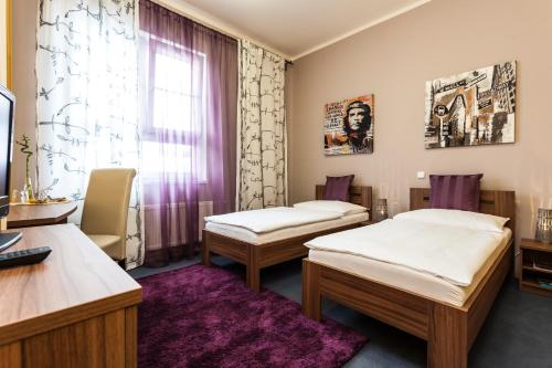 Tempat tidur dalam kamar di Sareza hotel