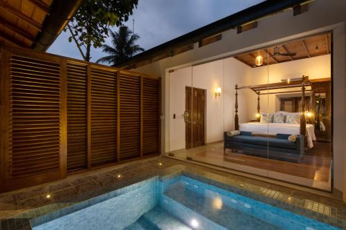 Villa con piscina y dormitorio en Oruva Beachside Villa, en Galle