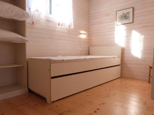 une petite pièce avec un lit et une fenêtre dans l'établissement GASMIM64 Chalet californien pour 6 personnes Proche St-Tropez, à Gassin