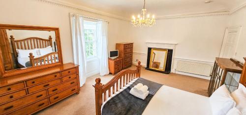 a bedroom with a bed and a mirror and a dresser at Russel House - 4 Bedroom - The Royal Mile in Edinburgh