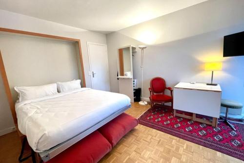 une chambre avec un lit, un bureau et une chaise dans l'établissement Parc Monceau - Chez Amélie, à Paris