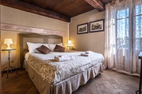 sypialnia z łóżkiem z ręcznikami w obiekcie La Soffitta della Nonna Nanna w mieście Pitigliano