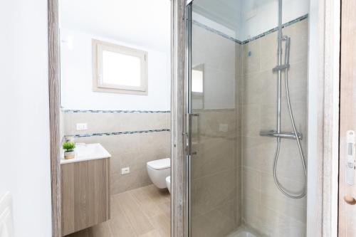 オルビアにあるSea View House 3のシャワーとトイレ付きのバスルーム