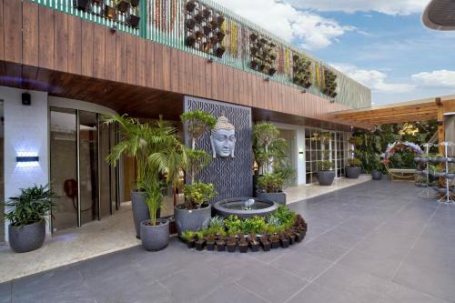ニューデリーにあるNewly Built Gold The Royal With Rooftop Restaurant - 2Mins Walk From New Delhi Rail Station & 5Mins from Connaught Placeの鉢植えの中庭付き