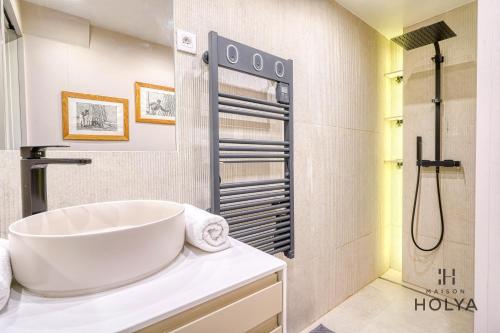 une salle de bain avec un lavabo et une douche dans l'établissement Proche Porte Maillot - Le Patio - 393B, à Neuilly-sur-Seine