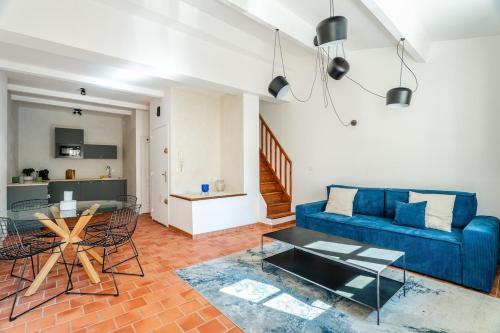 un salon avec un canapé bleu et une table dans l'établissement Grand Duplex T2 - Plein coeur historique et du port, à Marseille