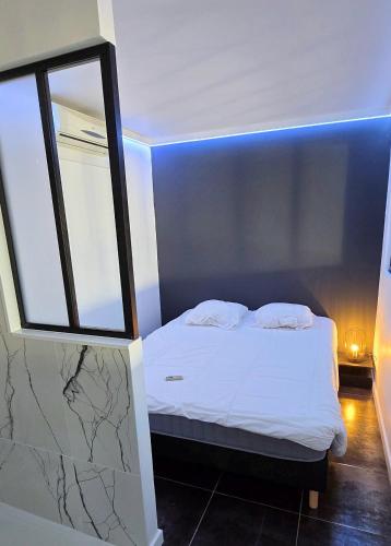 un petit lit dans une chambre avec une fenêtre dans l'établissement Daulis Villa Port Nature 1, au Cap d'Agde