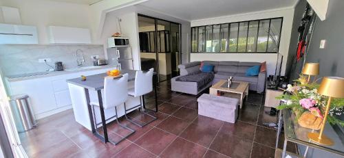 une cuisine et un salon avec un canapé et une table dans l'établissement Daulis Villa Port Nature 1, au Cap d'Agde