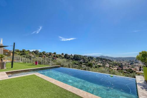 une piscine dans l'arrière-cour d'une maison dans l'établissement Superbe villa au calme avec vue, à Ollioules