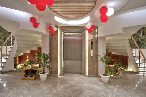 ニューデリーにあるNewly Built Gold The Royal With Rooftop Restaurant - 2Mins Walk From New Delhi Rail Station & 5Mins from Connaught Placeのギャラリーの写真